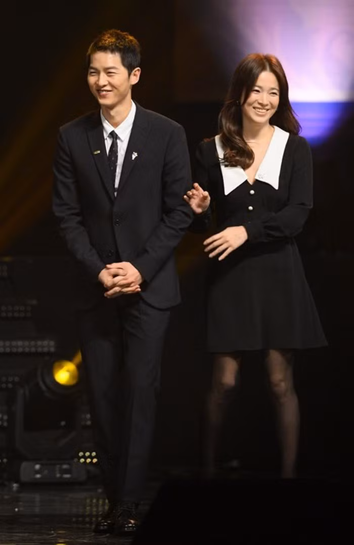 Đồ đôi phủ sắc đen huyền bí của Song Hye Kyo và Song Joong Ki khi cả hai cùng dự lễ trao giải Korea Popular Culture and Arts Awards 2016.