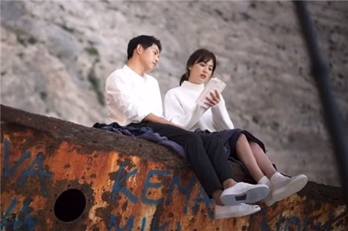 Không chỉ diện trang phục ăn ý ngoài đời, trong phim cặp Song - Song cũng có những lúc mặc đồ “ton-sur-ton”.