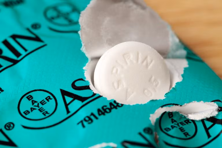 Asprin: Để trị mụn trứng cá, bạn hãy trộn hỗn hợp đắp mặt bằng cách nghiền aspirin trong một ít nước, hoặc hòa tan bốn viên thuốc trong 2 muỗng canh nước.