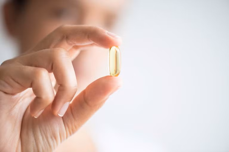 Axít béo Omega-3: Bạn có thể lấy viên dầu cá để bôi mặt hoặc thêm các loại cá hồi, cá ngừ, hạt lanh và quả óc chó vào chế độ ăn uống của bạn. Ảnh: RD.