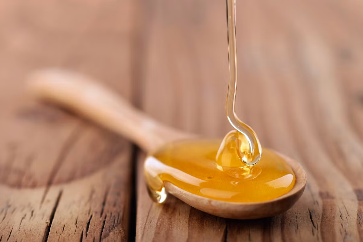 Mật ong: Đặc tính kháng sinh của mật ong có thể giúp cải thiện tình trạng mụn trứng cá. Dùng một muỗng mật ong bôi lên vùng mặt mụt hoặc làm mặt nạ bằng cách trộn 1/2 chén mật ong với 1 chén bột yến mạch đắp mặt và để yên trong 30 phút.