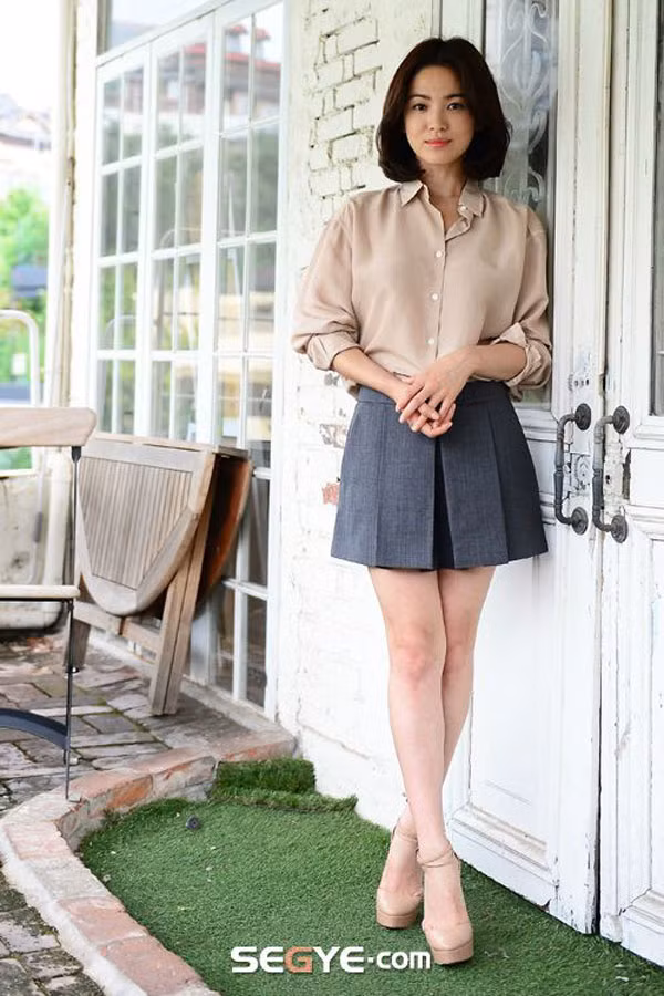 Món đồ không thể thiếu với cô là giày cao gót màu nude - phụ kiện giúp đôi chân của nàng "nấm lùn" trông thon, dài hơn.