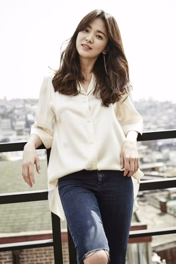 Ngoài ra, áo sơ mi phối với quần jean skinny hay short cũng là item được người đẹp thường xuyên sử dụng.