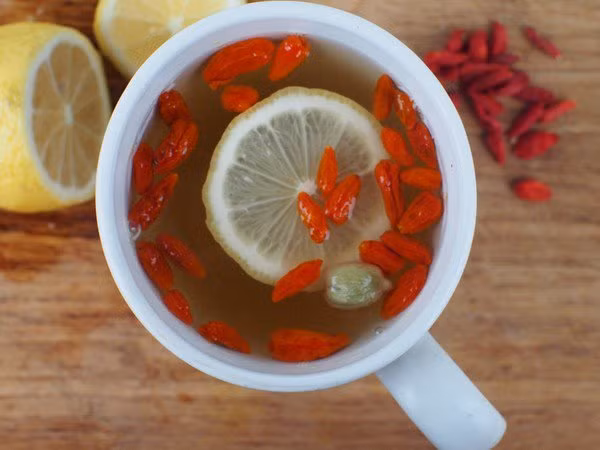Loại thảo dược này giàu chất chống oxy hóa, bao gồm vitamin C và beta carotene giúp điều trị các dấu hiệu lão hóa sớm, tăng cường hệ miễn dịch và loại bỏ độc tố cho da.