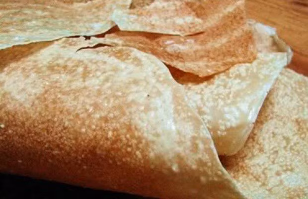 Dừa thì chọn những trái già, cùi dày, chặt để nước riêng rồi lấy cùi xay nhỏ và vắt lấy nước cốt. Nếu làm bánh tráng mè thì nguyên liệu chỉ có bột gạo, nước cốt dừa, đường, mè. Còn bánh tráng sữa thì có thêm sữa, lòng đỏ trứng gà; bánh tráng mặn thì thêm lạp xưởng tôm khô; bánh tráng gừng thì thêm nước cốt gừng. Ảnh: Internet.