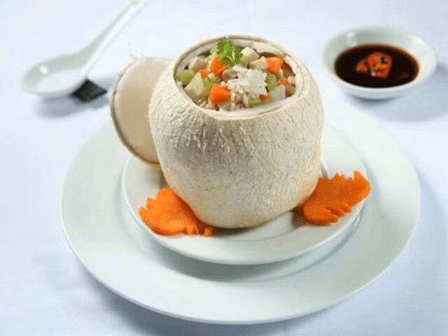 Cơm dừa: Để nấu loại cơm đặc biệt này, người ta sẽ vo gạo bằng nước dừa tươi cho ngấm, sau đó bỏ gạo vào trái dừa, đổ nước dừa vừa đủ và đem nấu lên.