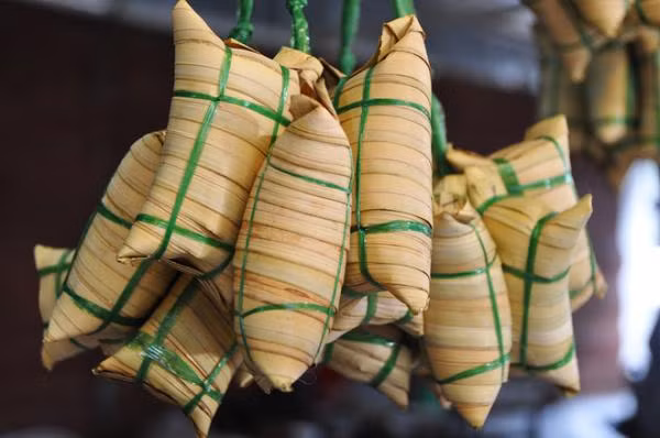 Tuy chỉ là món ăn chơi nhưng bánh dừa cũng được chế biến rất cầu kì từ hai loại: dừa nước và dừa cạn. Nếu lá dừa nước làm vỏ bánh thì phần cơm dừa lại góp vị béo cho nhân bên trong.