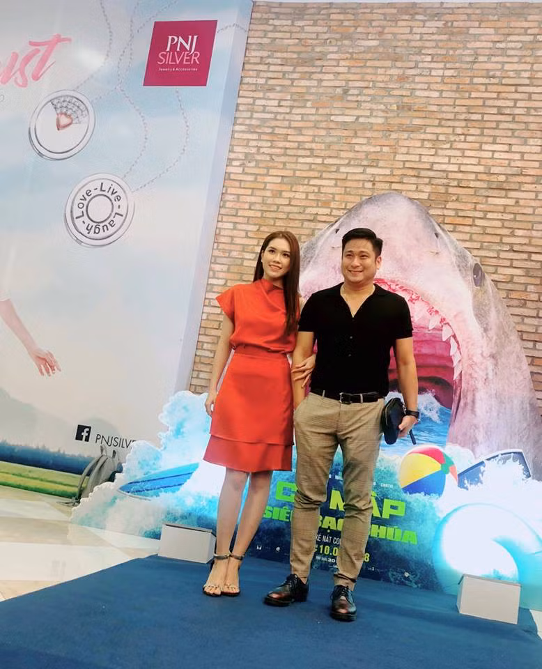 Chiếc túi cầm tay màu đen thường xuyên được Minh Tiệp sử dụng khi đi sự kiện.