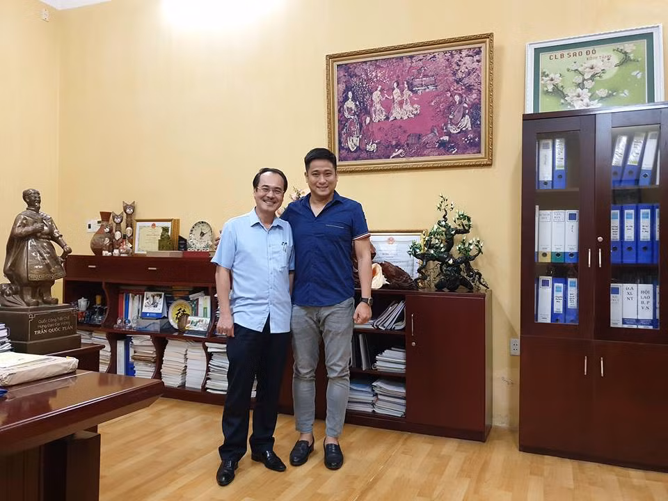 Minh Tiệp thường xuyên diện áo sơ mi, quần âu.