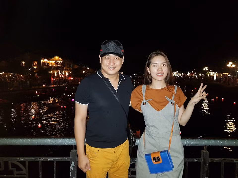 Khi đi chơi cùng vợ, anh chọn áo phông đen và quần short vàng.