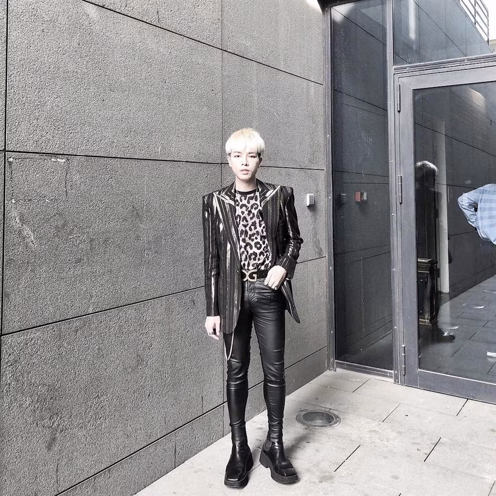 Không chỉ trên sân khấu, street style của giọng ca “Ánh Nắng Của Anh” cũng được rất nhiều bạn trẻ yêu thích, khi thể hiện được phong cách phóng khoáng, trẻ trung, năng động. 