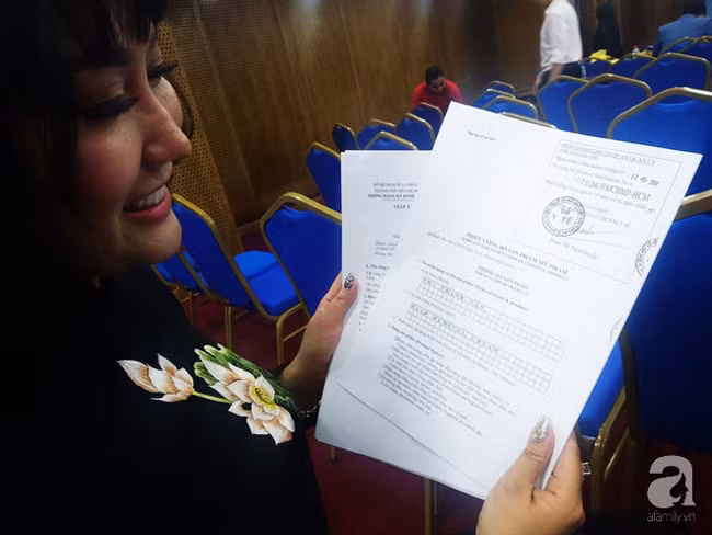Khá đông người hâm mộ cho rằng, đây là những biến chứng mà cô gặp phải sau nhiều cuộc “dao kéo” lớn nhỏ đã thực hiện suốt nhiều năm qua.