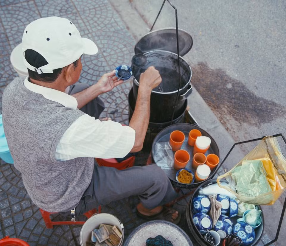 Nhiều du khách nước ngoài ấn tượng với gánh hàng rong của người dân Hội An giữa lòng phố cổ. Họ thích thú việc được ngồi ghế nhựa nhỏ, ăn bát chè nóng ngắm cảnh phố phường sau bữa chính. Ảnh: Zing.