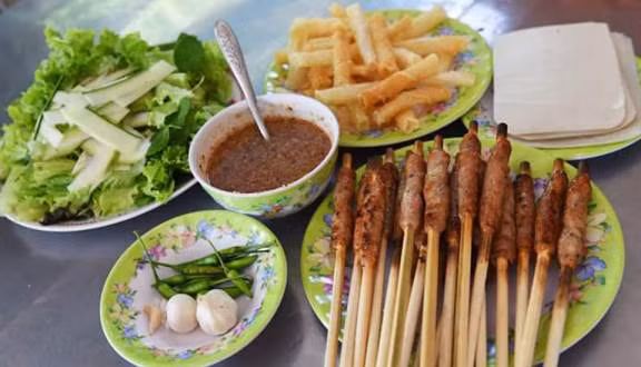 Nguyên liệu làm món này rất đơn giản chỉ là thịt heo quê hương, đa phần là thịt nạc, chỉ cho bám thêm một xíu mỡ. Khi nướng phần mỡ chảy ra, nem được ủ vừa chín tới tỏa ra hương thơm lôi cuốn. Ảnh: Foody.