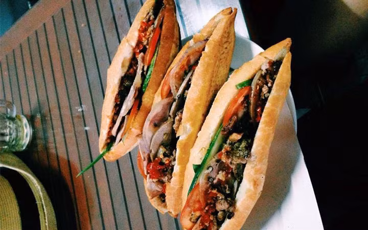 Bánh mì Hội An: Khi đến Hội An (Quảng Nam), đừng quên thưởng thức món bánh mì đặc biệt này. Bánh mì nơi đây đã vang danh khắp nơi mà bất kỳ du khách nào cũng phải nếm thử. Ảnh: Vntrip.