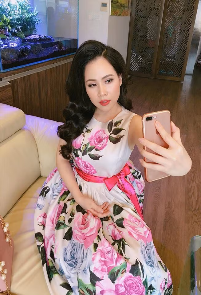 Nữ diễn viên cao 1m51 thường xuyên diện các kiểu đầm hoa xòe điệu đà.