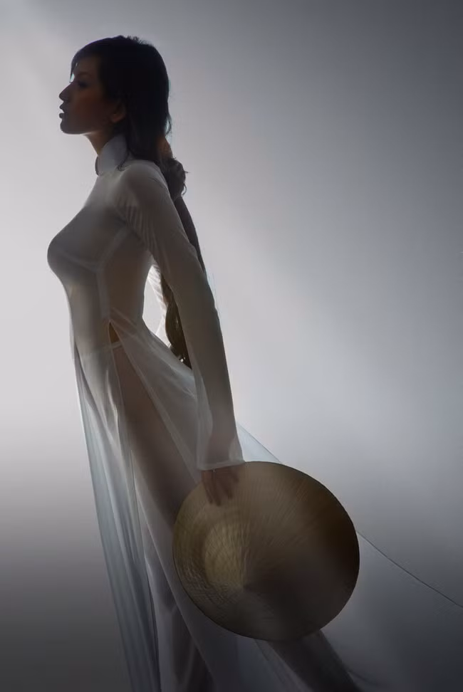 Hoa hậu Mai Phương Thúy bị dư luận chỉ trích khi mặc áo dài không nội y phản cảm.