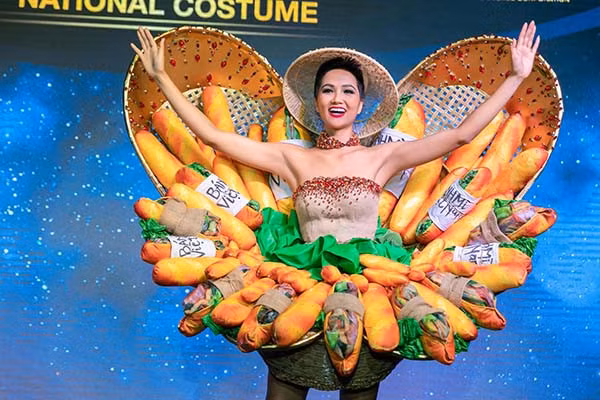 Vừa qua, việc H’Hen Niê công bố lựa chọn trang phục độc lạ có tên "bánh mì" để dự thi trang phục dân tộc tại Hoa hậu Hoàn vũ năm nay nhận được nhiều phản ứng trái chiều của dư luận.