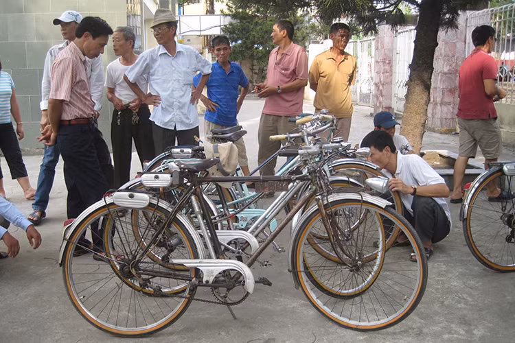 Nhiều người sưu tầm phải lặn lội khắp mọi miền để mua được một chiếc xe ưng ý. Đối với họ, tìm thấy một chiếc xe đạp cổ "zin" hoàn toàn là một niềm vui sướng vô bờ.