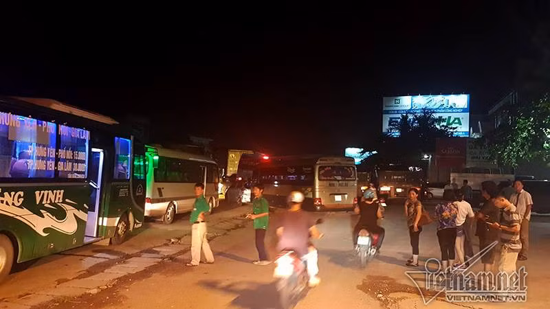 Quoc lo 5 tac nghen: Tai xe tra tien le qua tram thu phi-Hinh-2