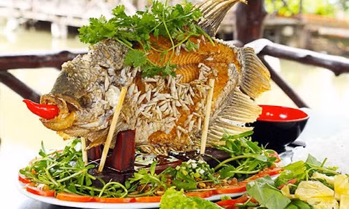 Cá tai tượng chiên giòn: Những con cá tượng vừa vớt ra khỏi chảo dầu còn nóng hổi, vàng rộm, giòn tan trông cực kỳ hấp dẫn. Thịt cá vừa dai vừa thơm, thích hợp để cuốn bánh tráng, rau sống kèm bún tươi và nước chấm chanh tỏi ớt. 