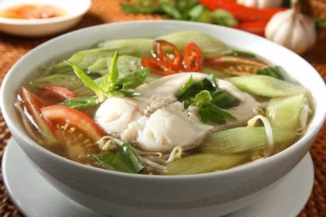 Cá lăng nấu ngót: Món cá lăng nấu với rau ngót có vị chua dịu của chanh, cà chua, cần tây kết hợp cùng với vị ngọt của cá và các loại rau, gia vị. 