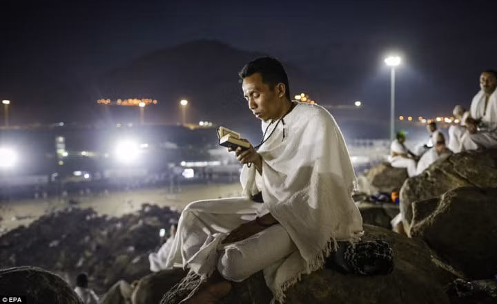 Một tín đồ Hồi giáo đọc kinh Koran trên núi Arafat. Ảnh: EPA. 