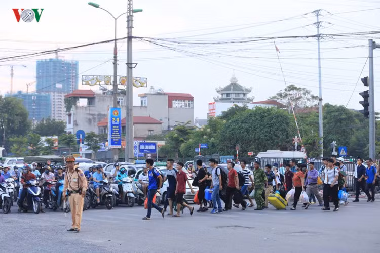 Những hình ảnh cả đoàn người chen chúc trên các chuyến xe, hàng dài phương tiện nối đuôi nhau trên các tuyến đường đã trở nên quá quen thuộc vào những ngày Lễ, Tết tại các thành phố lớn như Hà Nội, TP.HCM... Tắc đường, chờ hàng tiếng đồng hồ trên đường, chen chúc trên xe, trong bến khiến nhiều người mệt mỏi, đôi mắt đờ đẫn.