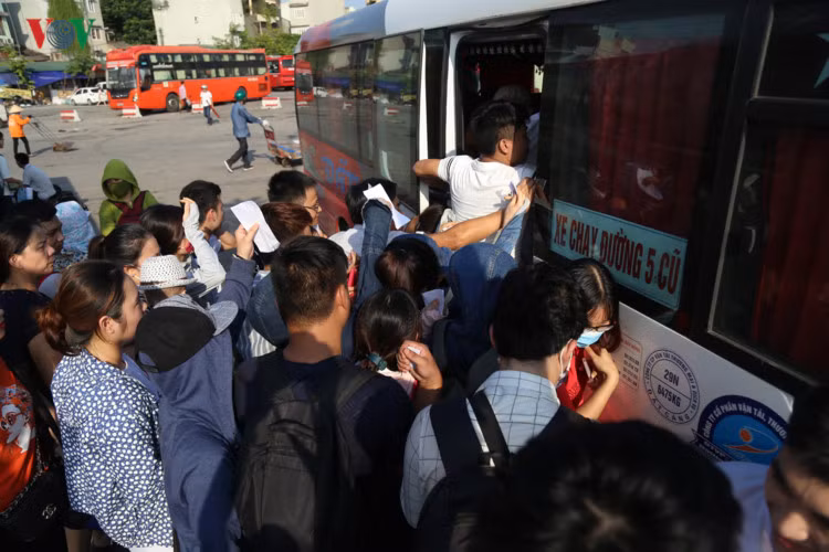 Trên xe ngột ngạt, chen chúc...