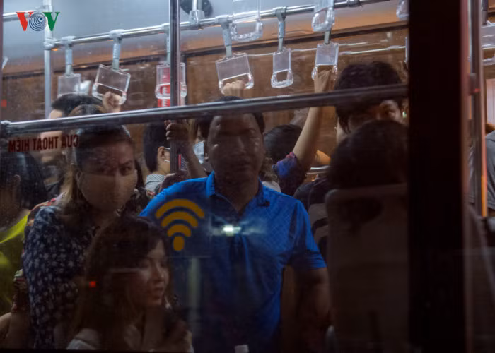 Dưới đường nóng bức, tình cảnh cũng chẳng khá hơn khi dòng phương tiện không thể nhúc nhích. Người phụ này phải gọi "trợ giúp" người thân khi không thể vừa đi, vừa bé trẻ dù nhà đã ở rất gần.
