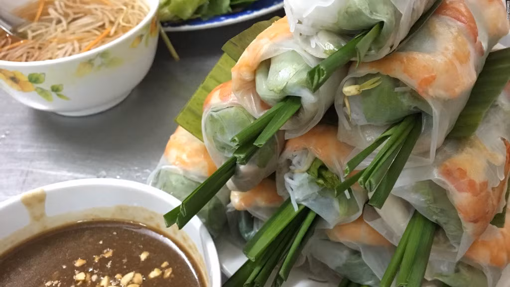  Gỏi cuốn (nem cuốn): Lớp bánh tráng mỏng được cuốn ngoài rau thơm, tôm, thịt, sau đó chấm với nước mắm chua ngọt. Phiên bản miền Nam có thịt lợn, chuối xanh, khế và chấm sốt đậu phộng. Món ăn này được các chuyên gia ẩm thực đánh giá là có sự cân bằng hoàn hảo giữa hương vị và các nguyên liệu. Ảnh: CNN. 