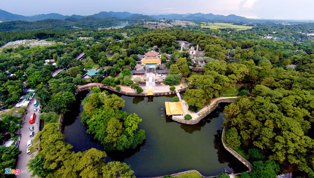 Huế: Nằm bên dòng sông Hương thơ mộng, cố đô của triều Nguyễn có vô số di tích lịch sử. Du khách có thể khám phá khu kinh thành, cầu ngói Thanh Toàn, thăm lăng mộ vua chúa, nghe ca trù, hay thưởng thức các món đặc sản như bún bò, cơm hến, bánh bèo... Ảnh: Zing. 