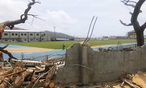 100 tu nhan Anh vuot nguc nho sieu bao, cuop hiep dan lanh