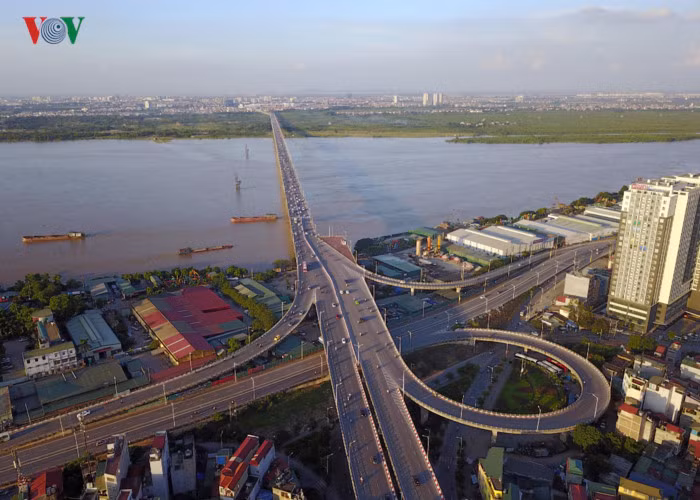 Cầu Vĩnh Tuy (khởi công: 2005, thông xe: 2010), nối quận Hai Bà Trưng và quận Long Biên (xem chi tiết cầu Vĩnh Tuy tại đây)