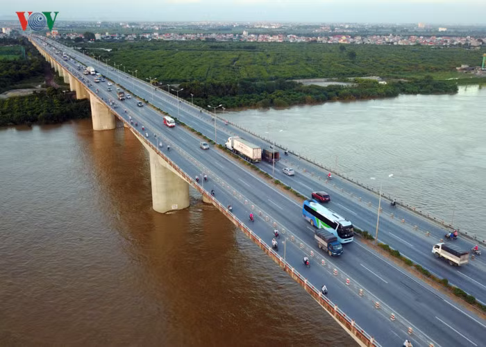 Cầu Thanh Trì (khởi công: 2002 - thông xe: 2007), nối quận Hoàng Mai với quận Long Biên (xem chi tiết cầu Thanh Trì tại đây).
