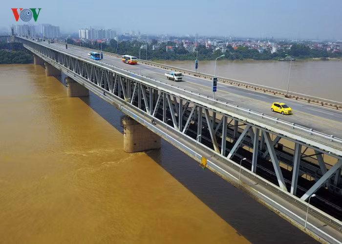 Cầu Thăng Long (khởi công: 1974 - thông xe: 1985), nối sân bay quốc tế Nội Bài với trung tâm Hà Nội (xem chi tiết cầu Thăng Long tại đây).