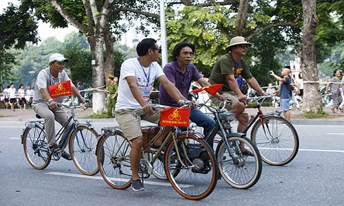 CLB xe đạp cổ Hà Nội Xưa và Nay là nơi sinh hoạt của những người có tình yêu mãnh liệt vào những chiếc xe đạp cổ. Hình thành từ 10 năm trước đây, đến nay CLB đã có gần 100 thành viên tham gia. Đây là một sân chơi để các thành viên chia sẻ niềm đam mê, trao đổi những kinh nghiệm sửa chữa, sưu tầm các loại xe đạp cổ.