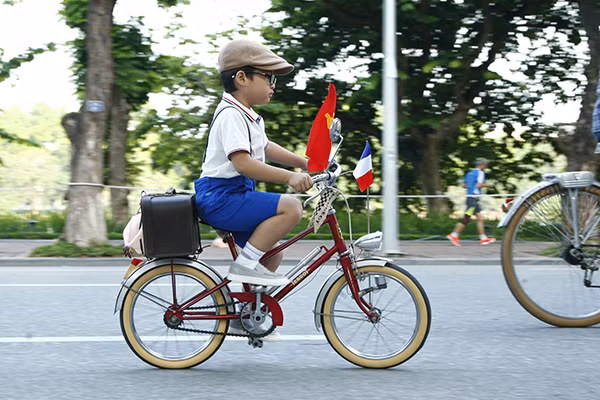 Một cậu bé hơn 4 tuổi đã được làm quen với niềm đam mê xe đạp.