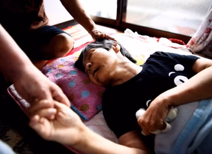 Jitsuko Tanaka là một trong những người đầu tiên được chính thức công nhận là nạn nhân của căn bệnh Minamata. Hàng ngày, bà Tanaka vẫn phải chịu đựng nỗi đau của căn bệnh 