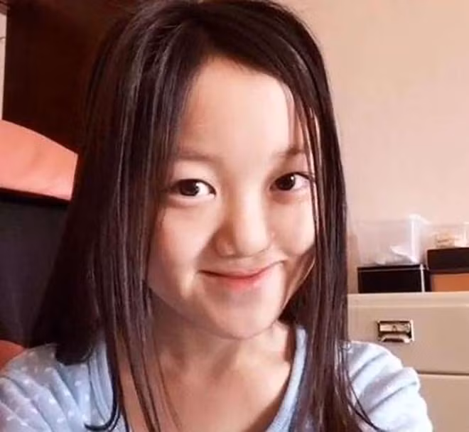 Con gái của Vương Phi – Lý Yên - Con gái dị tật của sao " Tiếu ngạo giang hồ" từ nhỏ đã được mẹ đưa đi tham gia nhiều sự kiện. Cô dạy cho con mình cách không được tự ti trước ống kính về ngoại hình của mình. Quá trình điều trị của Lý Yên cũng khá thành công do cô bé có được một tinh thần lạc quan ảnh hưởng từ cách giáo dục của bố mẹ. 