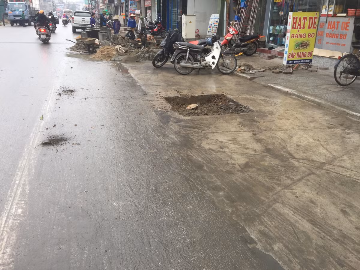 Cây bị nhổ, lòng đường rộng rãi hơn.