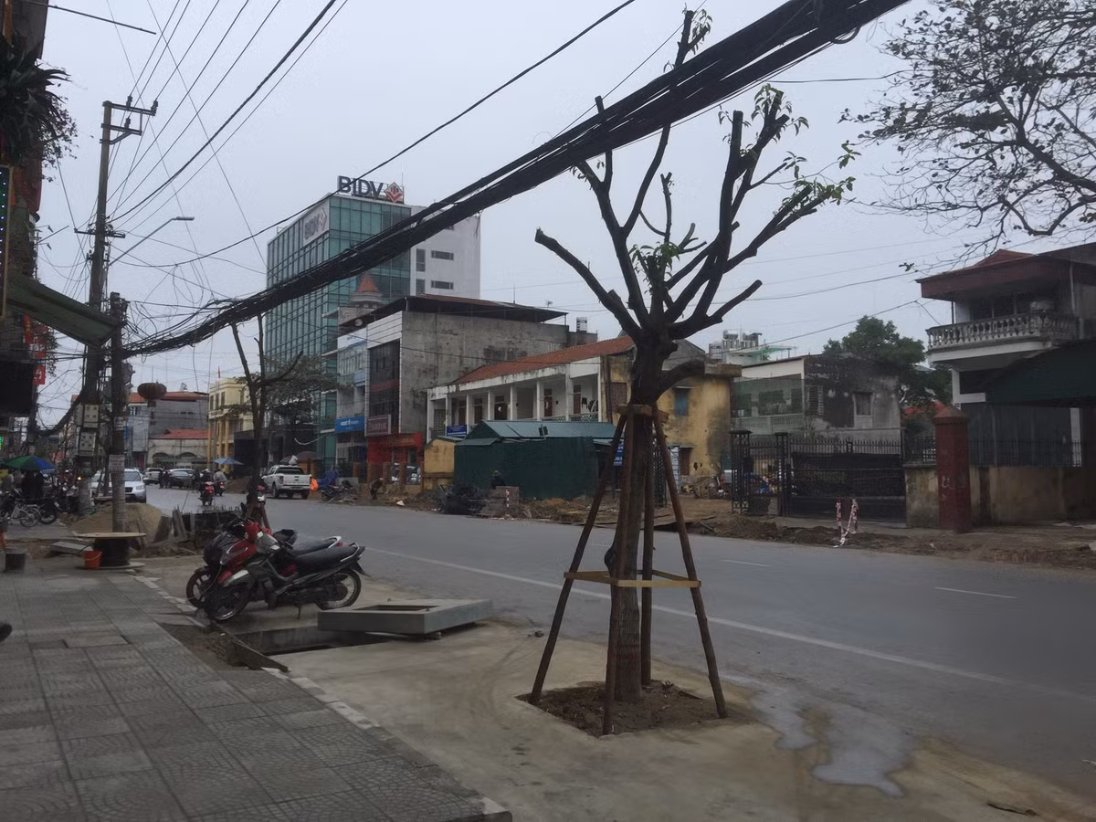 Thậm chí dù ngay sát lòng đường nhưng không có thiết bị cảnh báo tiềm ẩn nguy cơ tai nạn giao thông.