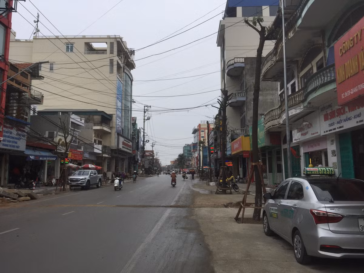 Tuy nhiên, điều khiến người dân lấy làm lạ là ngay khi hoàn thiện công trình, hàng cây đô thị mới được trồng hai ven đường để tạo cảnh quan nhưng lại không nằm trên vỉa hè như cũ. Hàng cây mới được đặt ngay dưới lòng đường, không chỉ khiến lòng đường trở lên hẹp lại mà còn tiềm ẩn nguy cơ mất an toàn giao thông.