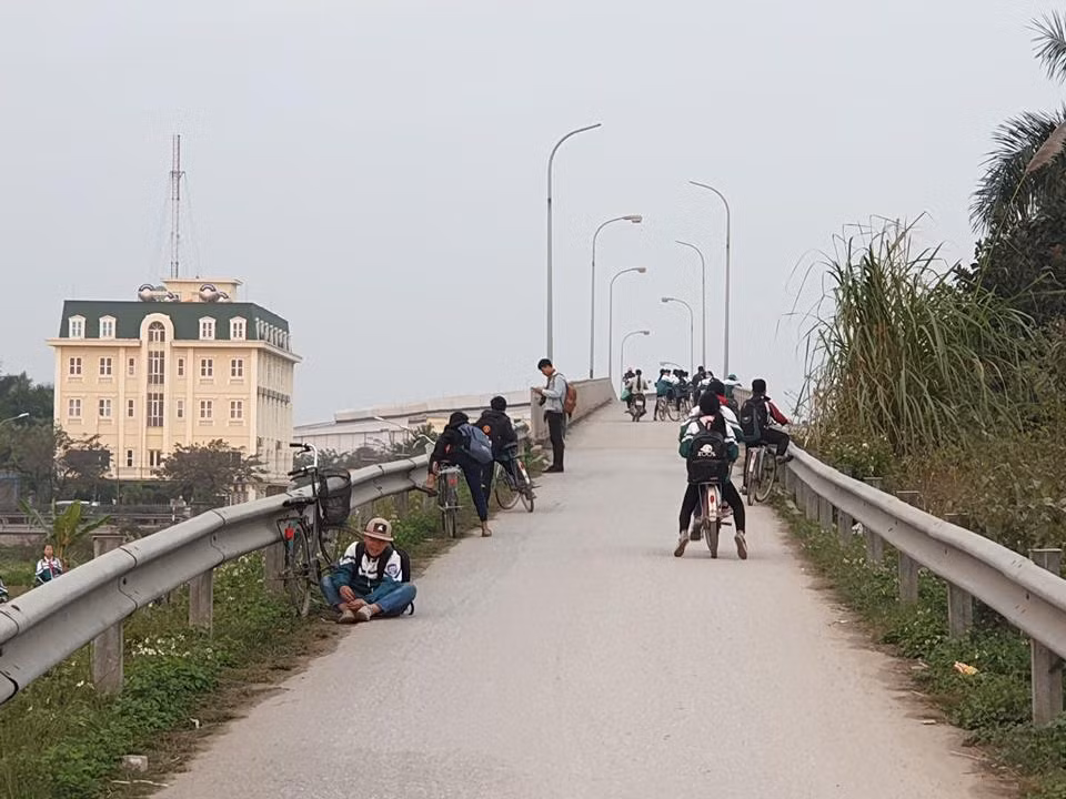 Rất tiếc đoàn cán bộ đã không chọn cung đường an toàn, đúng luật để đi. Họ đi tắt ngược chiều trên quốc lộ để đi nhanh hơn dẫn đến vụ tai nạn giao thông khiến 16 người thương vong.