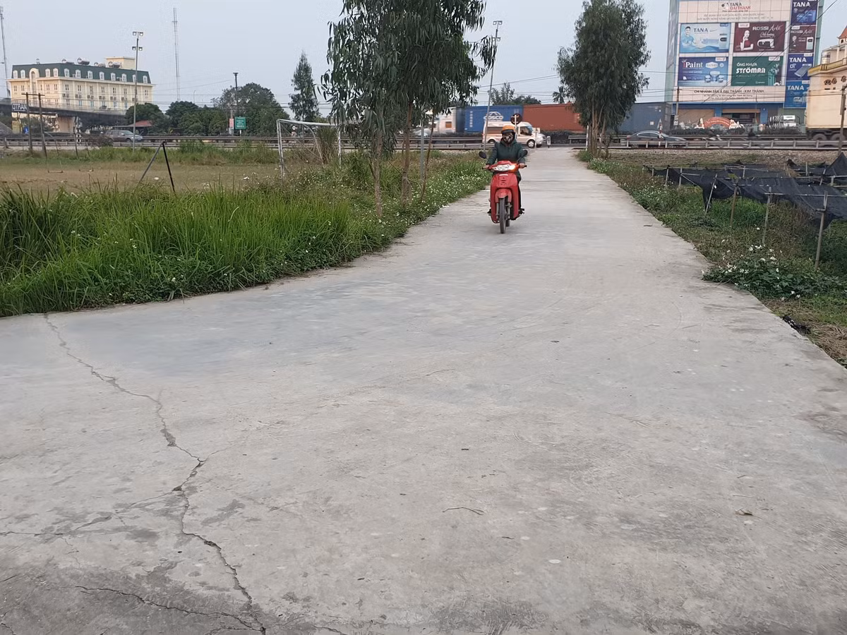 Tại hiện trường tai nạn ở Hải Dương, đoàn đại biểu sau khi dâng hương tại Nghĩa trang liệt sỹ xã Kim Lương đã đi bộ theo lối dẫn từ Nghĩa trang ra quốc lộ 5 khoảng 100 mét. Khi lên QL 5 họ tiếp tục đi tại làn đường dành cho xe thô sơ trở về trụ sở UBND xã theo hướng ngược chiều để lên cầu vượt.