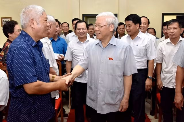 “Không phải cứ kỷ luật nhiều mới là tốt. Tuy nhiên, phải làm rất nghiêm. Nghiêm không có nghĩa nặng mới là nghiêm mà phải hợp tình hợp lý, tâm phục khẩu phục, đúng luật pháp”, Tổng Bí thư nhấn mạnh và khẳng định, trước kia có vụ án bao nhiêu năm còn để "chìm xuồng" nhưng gần đây, vụ nào được đưa ra là đều làm đến nơi đến chốn", Tổng Bí thư nói. Ảnh: Báo Nhân dân.