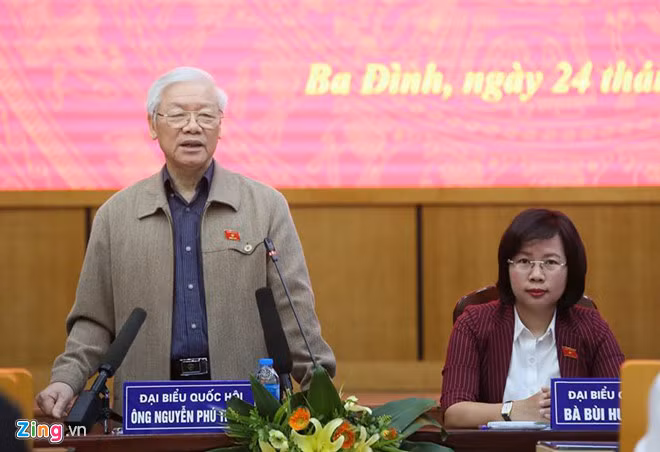 Phát biểu tại buổi tiếp xúc cử tri quận Ba Đình, Tây Hồ (ngày 24/11), Tổng bí thư, Chủ tịch nước Nguyễn Phú Trọng nói rằng: "Cử tri cứ yên tâm, không bao giờ có chuyện chùng lại, mệt mỏi, nhụt chí. Tôi đã nói ai nhụt chí thì đứng sang một bên, nhưng quan trọng trong cách làm phải có biện pháp chứ không phải cứ hăng hái là được. Trung ương không bao giờ nhụt chí, lòng dân đang lên như thế, ngay cả quốc tế cũng phải thừa nhận và đánh giá cao”, Tổng bí thư Nguyễn Phú Trọng nhấn mạnh. Ảnh: Zing.