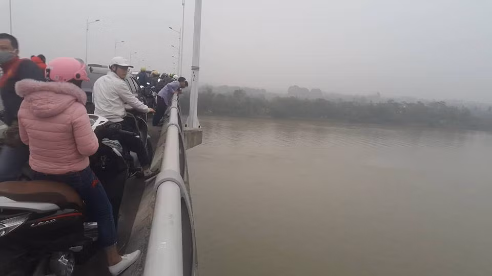 Hai Duong: Dang tim thi the nam thanh nien nhay cau Han tu tu