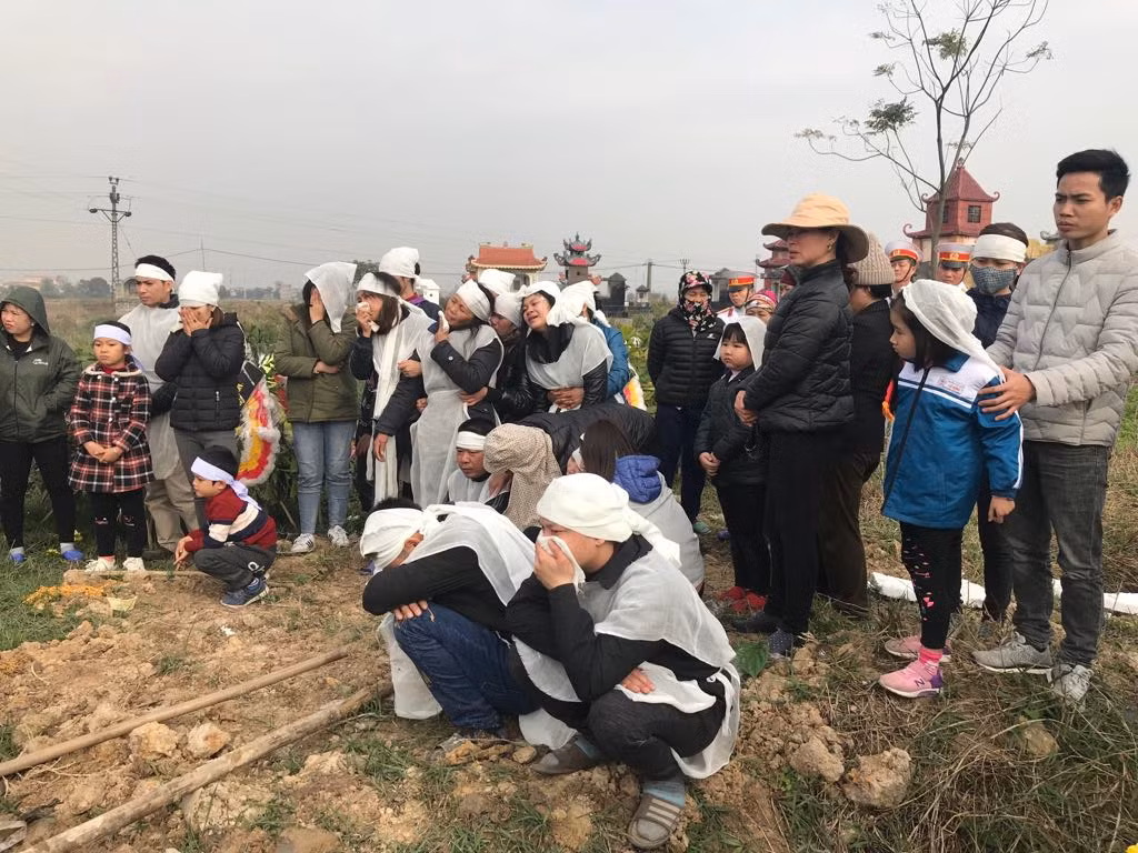 Nỗi đau đột ngột mất người thân ruột thịt của gia đình các nạn nhân.