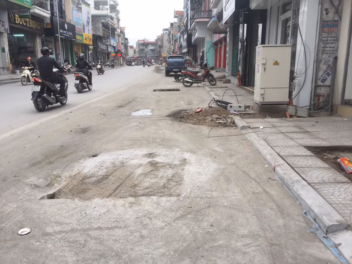 Bằng lớp cát dễ thụt lún.